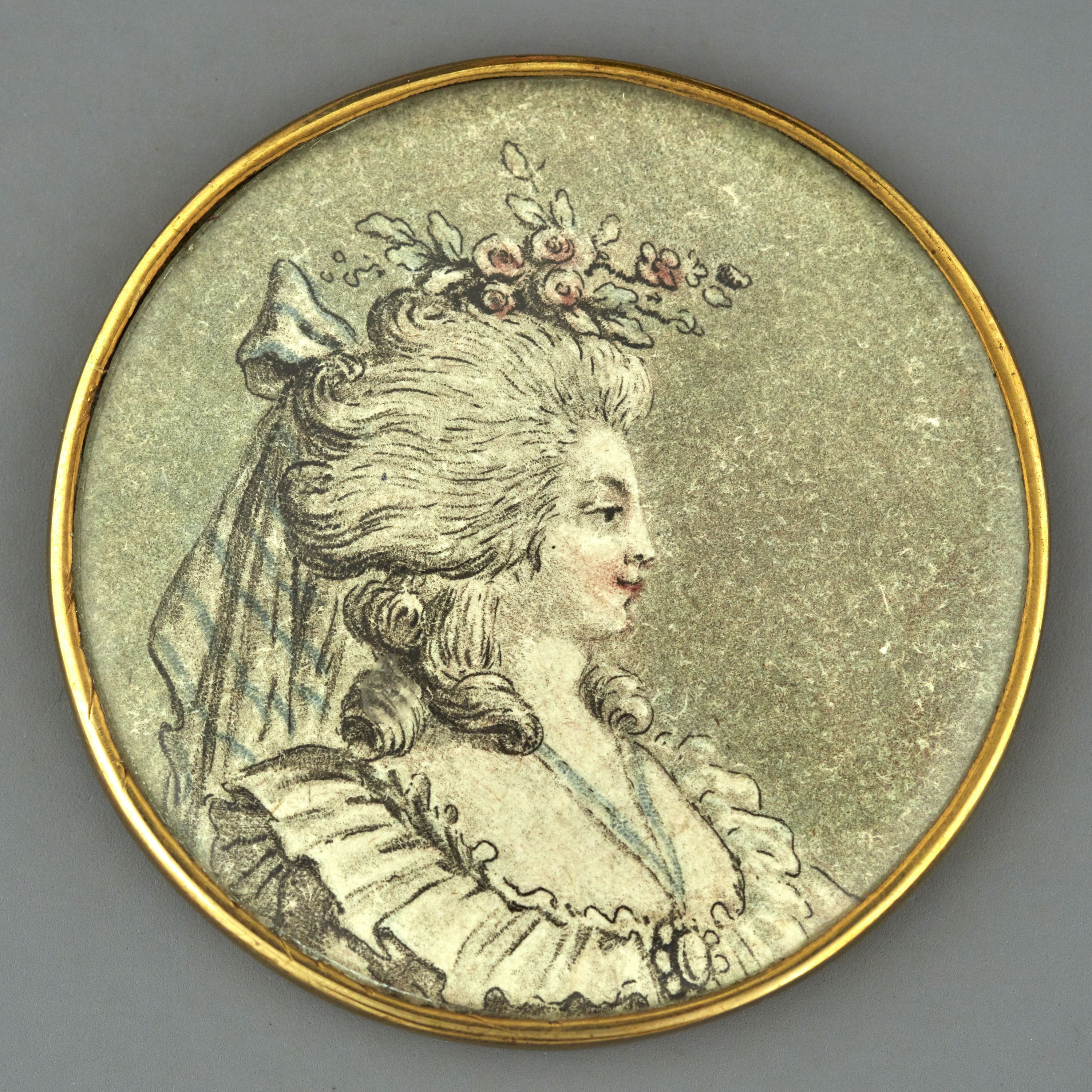 Anonyme, Bouton, dessin gravé par Janinet, aquatinte : portrait femme avec coiffure fin XVIIIe s.