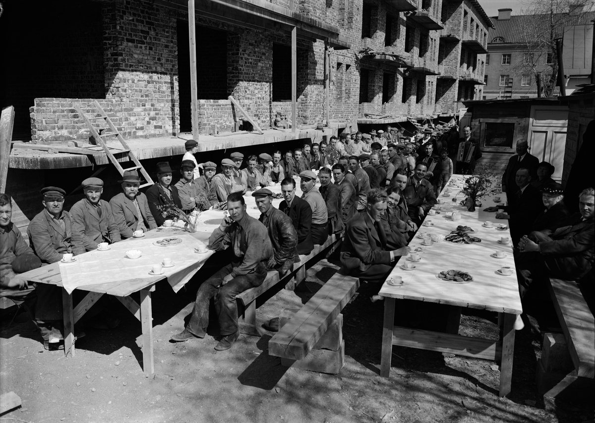 Paul Sandberg, Taklagskaffe med byggmästaren Anders Diös, Uppsala mars 1937