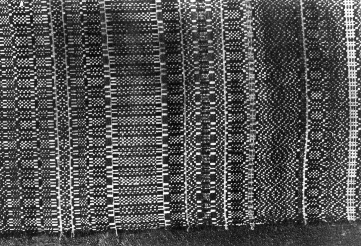 Anna Grostøl, Teppe, Detalj av skillbragd. Fjotland, Kvinesdal, Vest-Agder 1941.