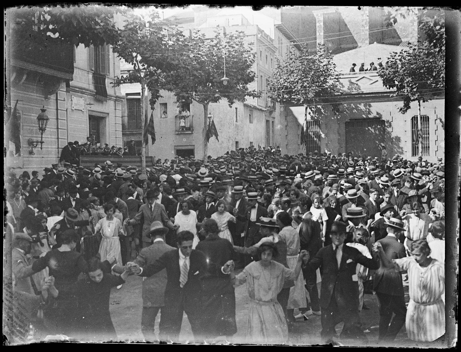 Desconegut, [Sardana in Town Council Square]