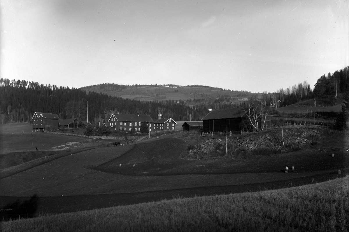 Simen Baardseth, DÆLI GARD, BRØTTUM, STABBUR, HOVEDBYGNING FRA 1804 FREDET, DRENGSTUE OG BRYGGERHUS.