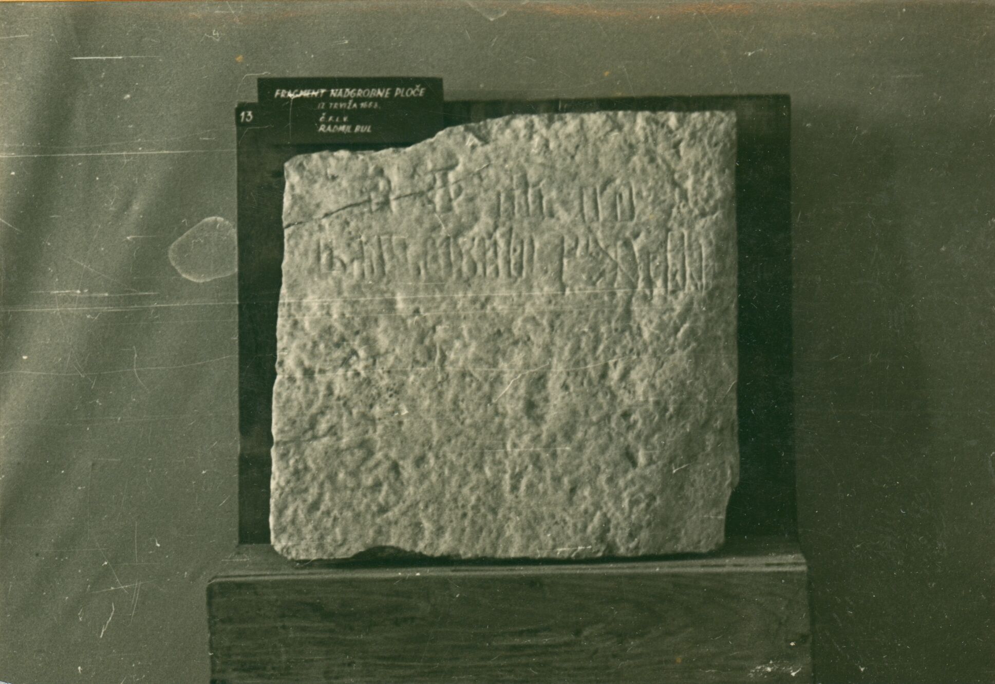 Branko Fučić, Trviž (Pazin), glagoljski natpis iz grobljanske kapelice iz 1553. godine; snimljen na izložbi u Pazinu, 1946. godine
