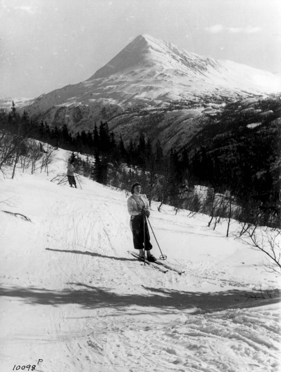 Anders Beer Wilse, Kvinnelig skiløper eller slalåmkjører ved Gaustatoppen.