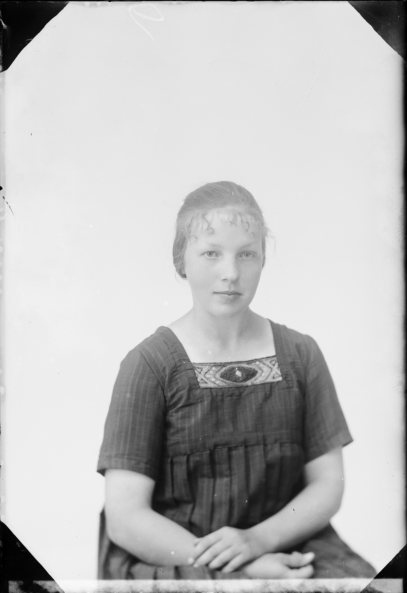 Skötsner-Edhlund, Ateljéporträtt - Nanny Nymark från Barkö, Börstil socken, Uppland 1921
