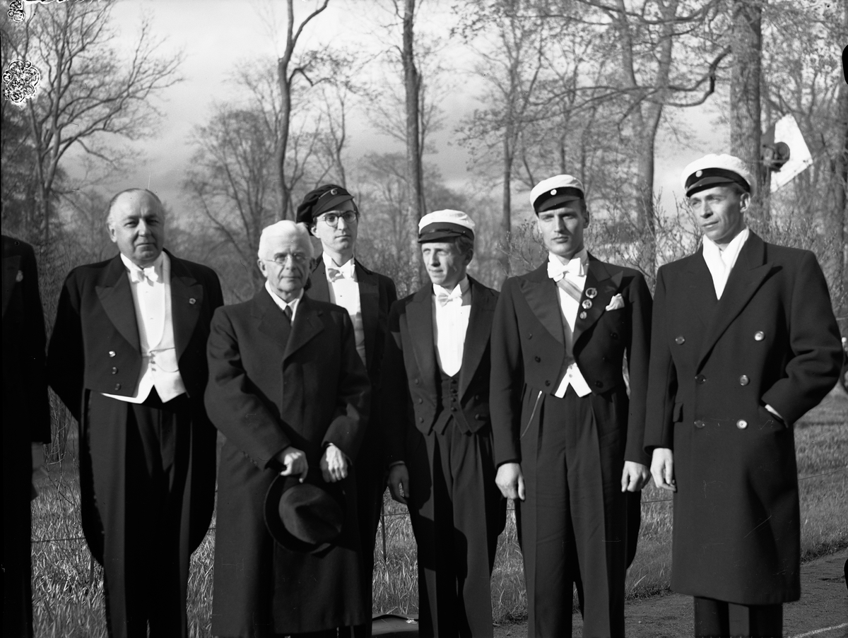 Paul Sandberg, Högtidstalaren direktör Torsten Hèrnod, rector magnificus Nils von Hofsten, lektor Carl Hambro, stud. jur. Preben Hertz, hovrättsauskultant Mikko Mannio och Uppsala Studentkårs ordförande Åke Larsson på vårfesten i Botaniska trädgården