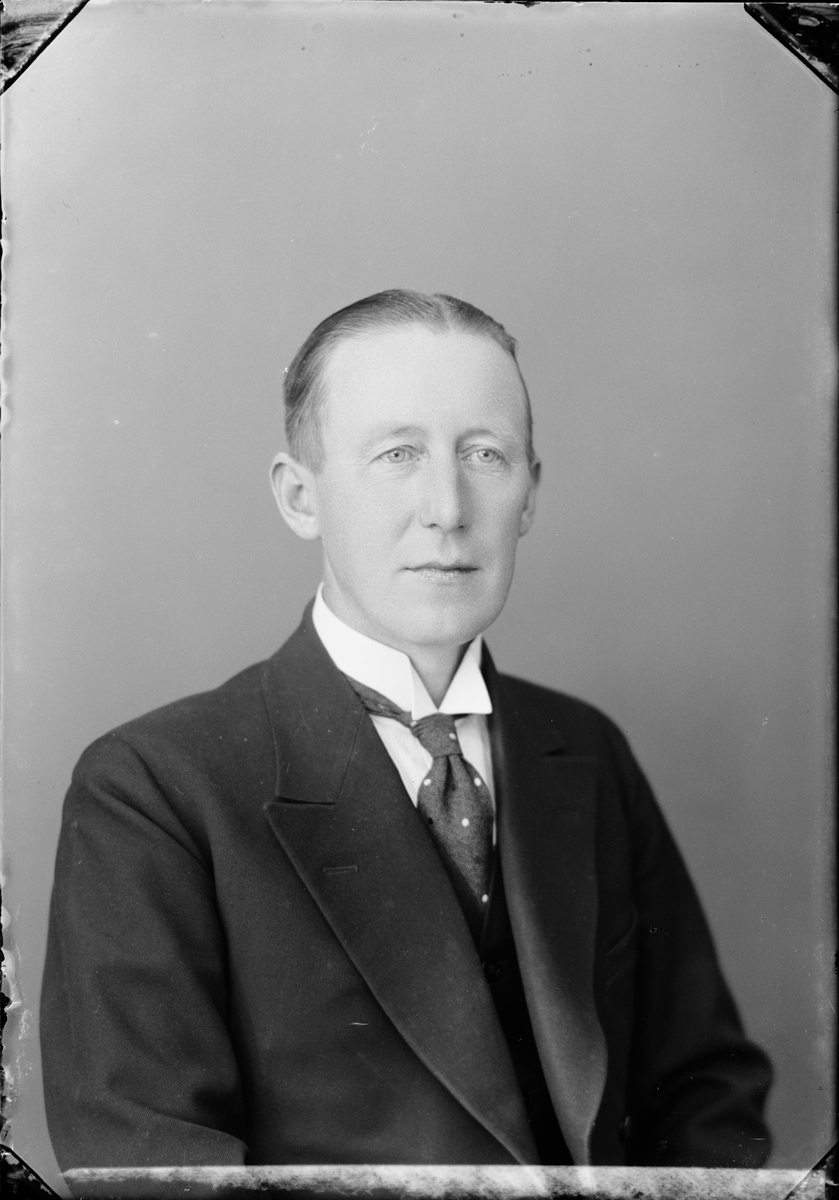 Skötsner-Edhlund, Ateljéporträtt - lantmätare Bill Strömer, Uppland