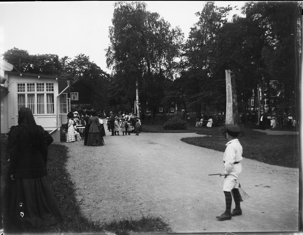 Okänd,, Folkvimmel outside the restaurant, Sätra brunn, Sala