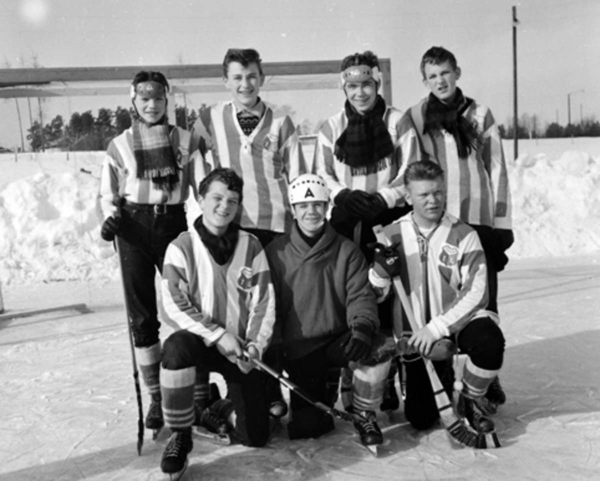 Anno Domkirkeodden, Moelven I.L, bandylaget i lagtrøyer ca. 1960.