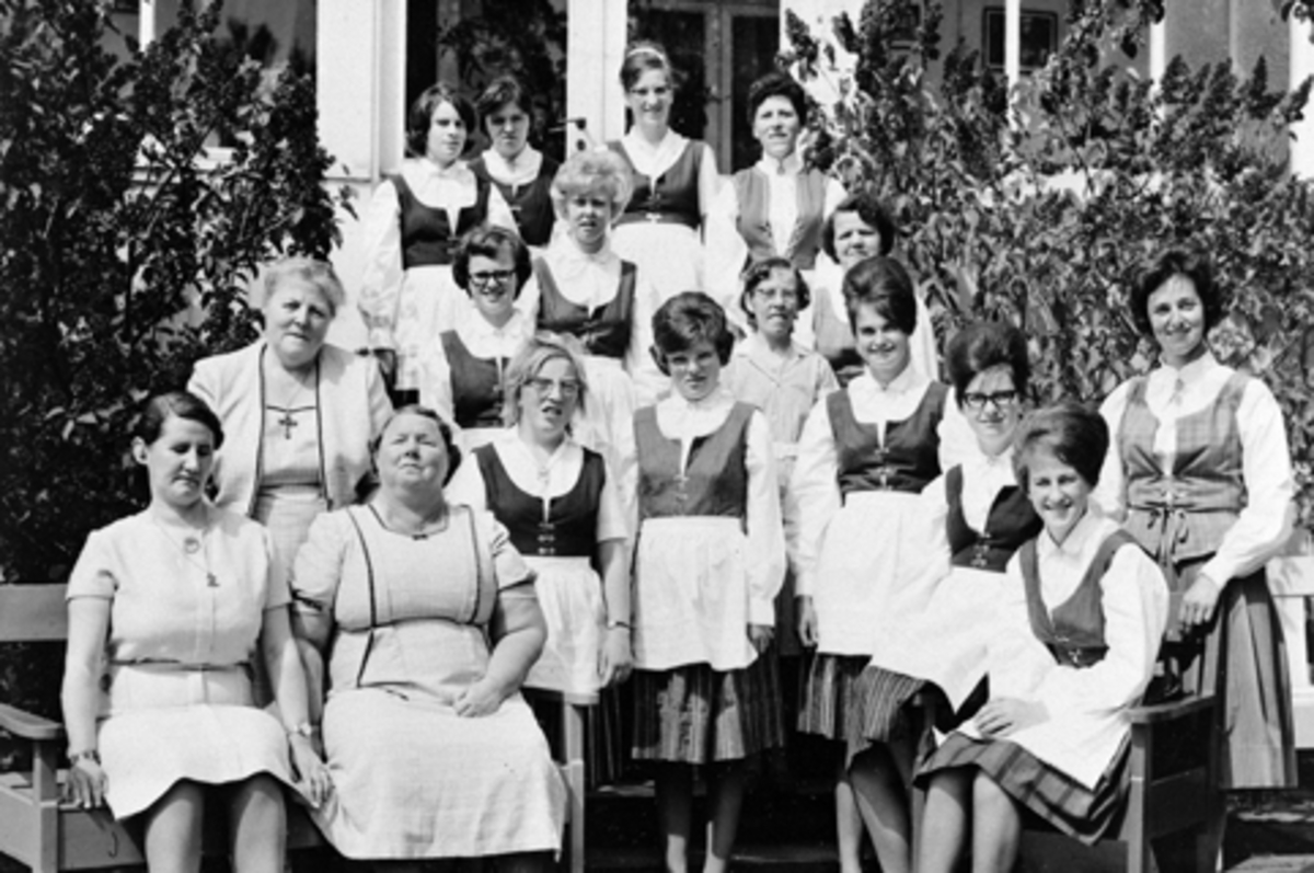 Anno Domkirkeodden, HAMAR DØVES VEL. GRUPPE 18 UKJENTE KVINNER FOTOGRAFERT UT I HAGEN I STORHAMARGATA 74.