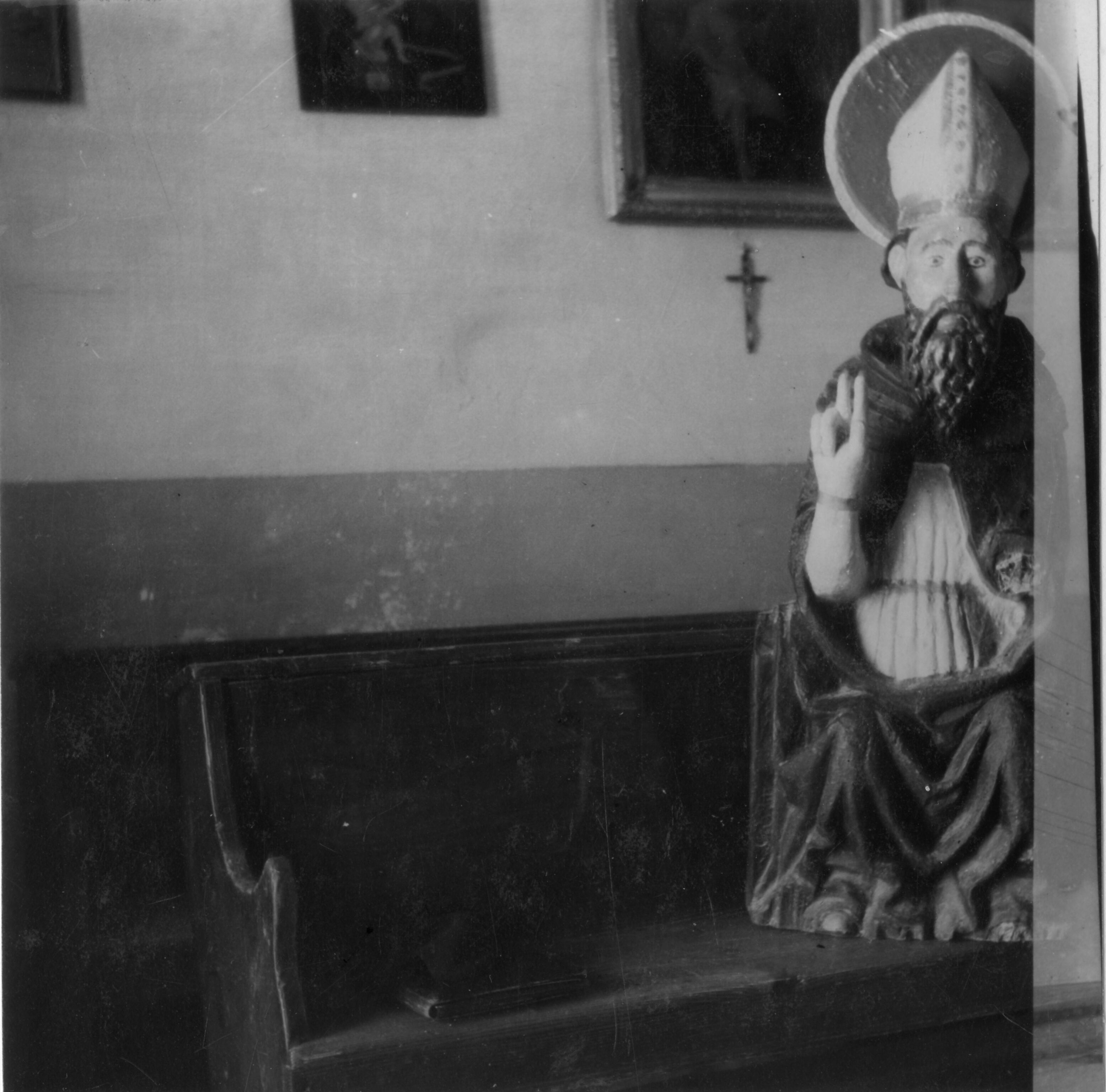 Branko Fučić, Cres, kapela sv. Antuna na Rialtu, detalj unutrašnjosti: rustična drvena skulptura sv. Biskupa