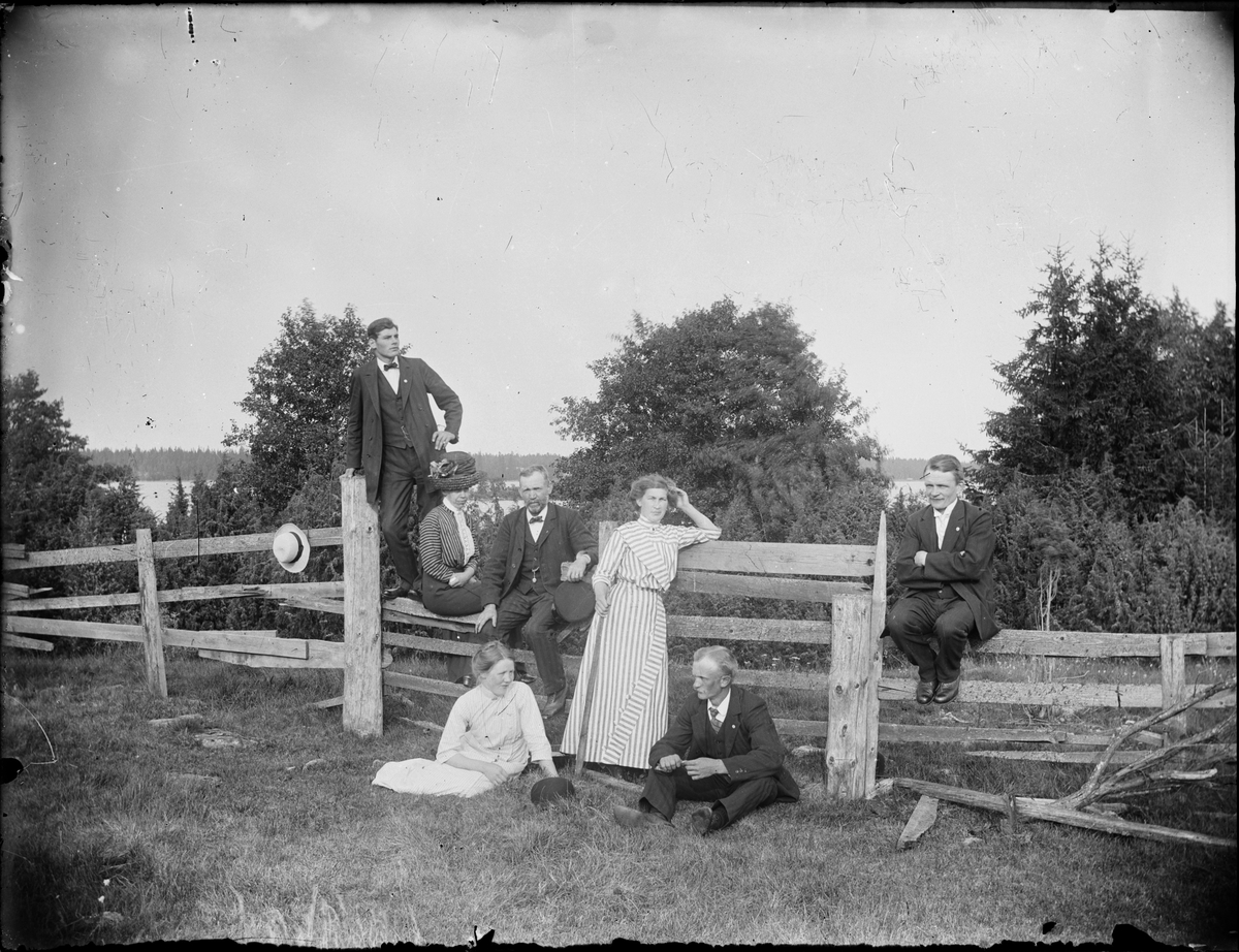 Skötsner-Edhlund, Group of men and women at the fence, Östhammar, Uppland