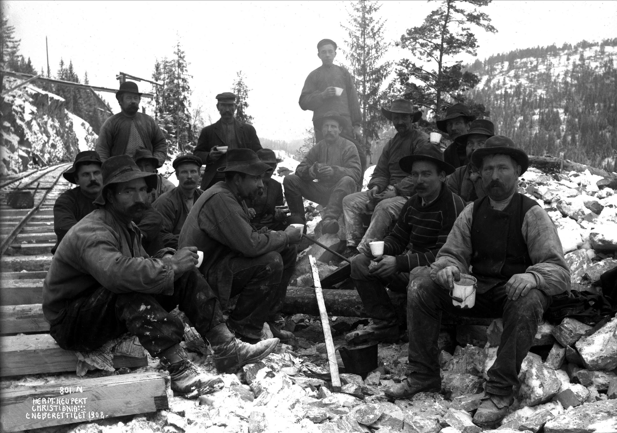 Hermann Christian Neupert, Jernbanebygging på vinterstid. 1908. En gruppe arbeidere har pause ved kaffebålet. Svelgfos, Telemark. N. 801