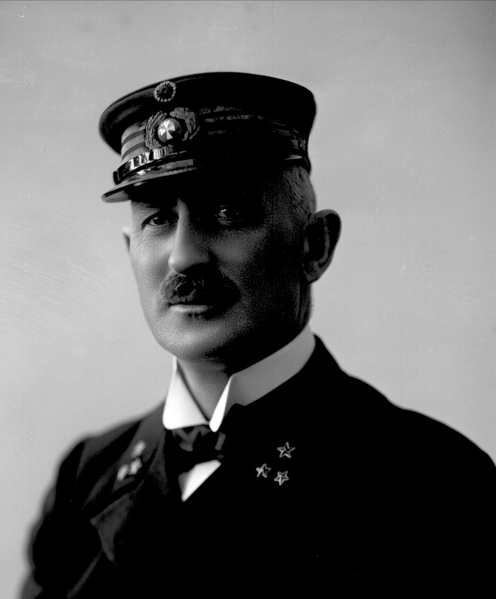 Gustav Borgen, Portrett, mann i uniform. Kaptein Peronard.