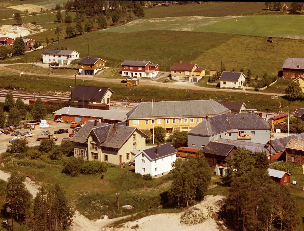 Widerøes Flyveselskap A/S, Oversikt over Alvdal sentrum, butikker.