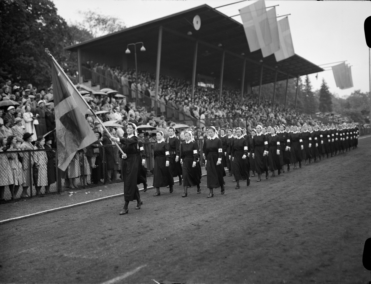Paul Sandberg, "Flaggfest i väta blev imponerande manifestation" - nationaldagsfirande på Studenternas Idrottsplats, Uppsala juni 1943