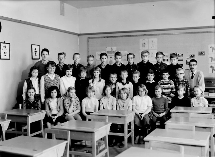 Sven Lindskog, Engelbrektsskolan, klassrumsinteriör, 31 skolbarn med lärare Ingvar Dawidsson. Klass 4B, sal 21.