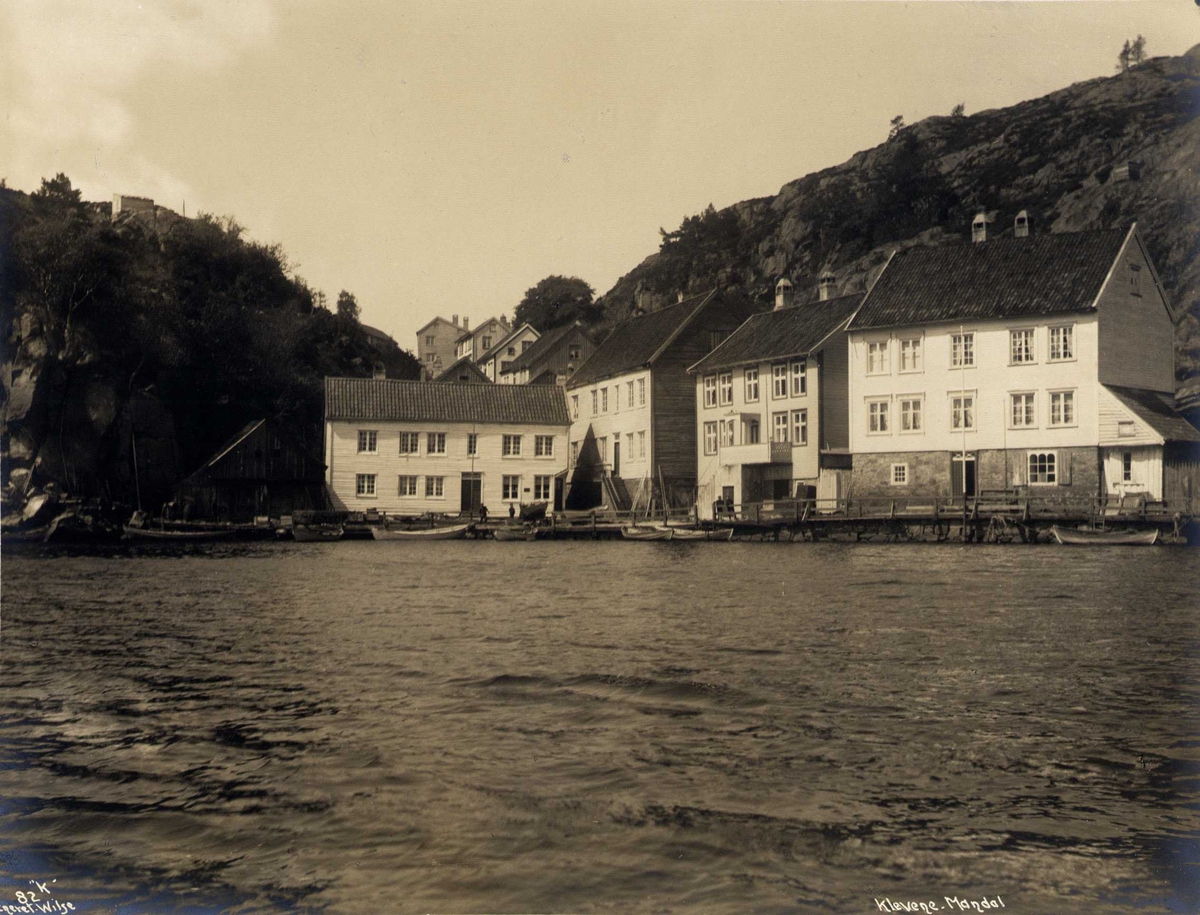 Anders Beer Wilse, Havneområde med trehusbebyggelse, Klevene, Mandal, Vest-Agder. Fotografert 1912.