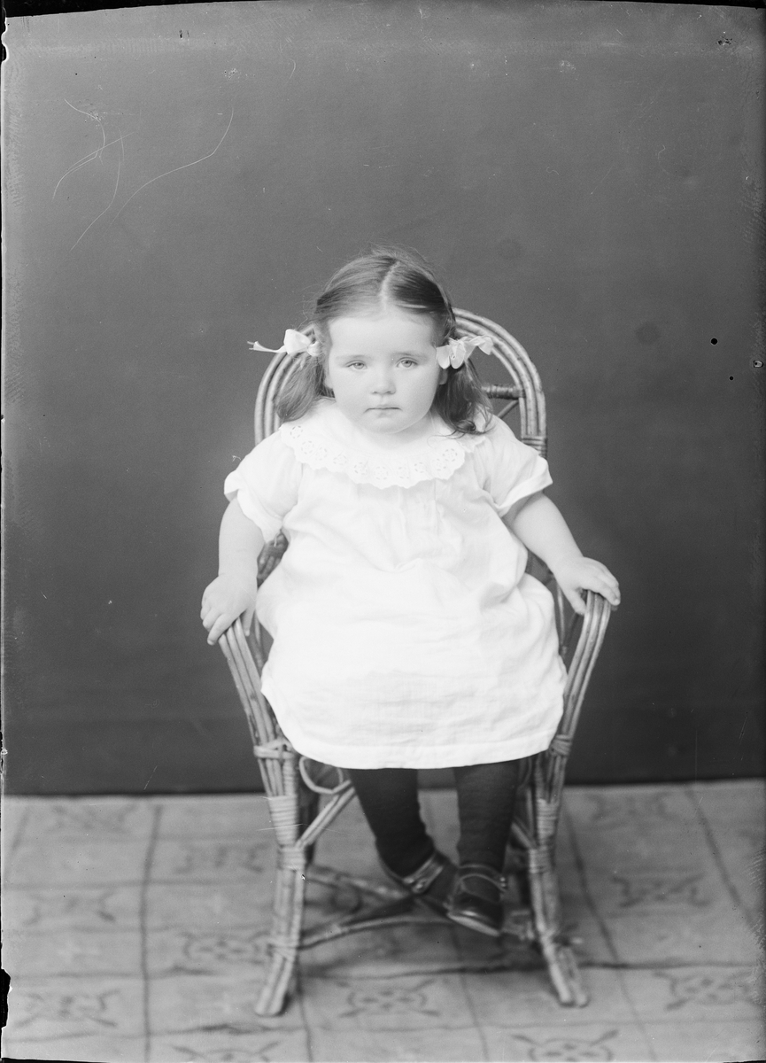 Skötsner-Edhlund, Ateljéporträtt - barn till Linus Moberg från Vamsta, Valö socken, Uppland 1922