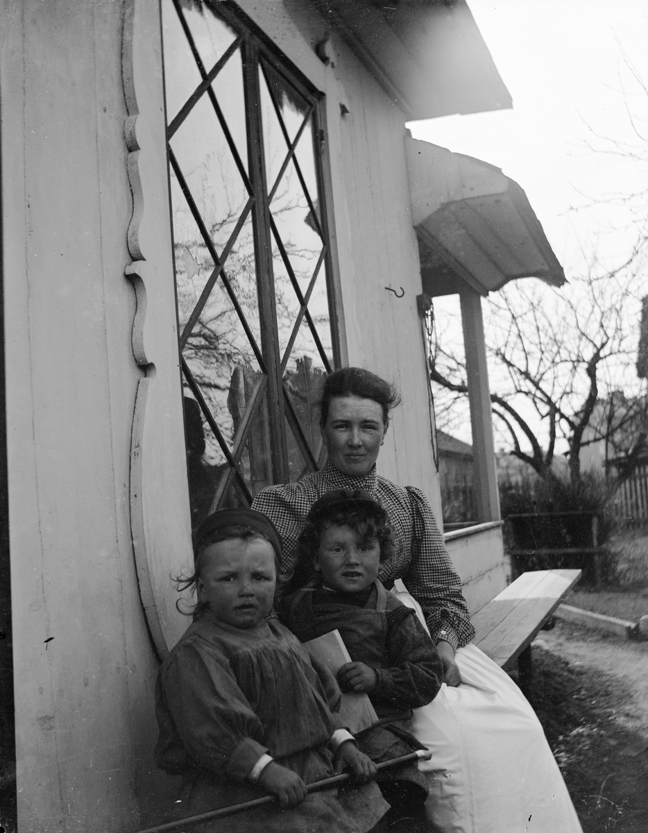 Carl Liljefors, Elin Liljefors with the children Ivar and Olle, the district Edda, Svartilj, 37, Uppsala 1900 - 1901