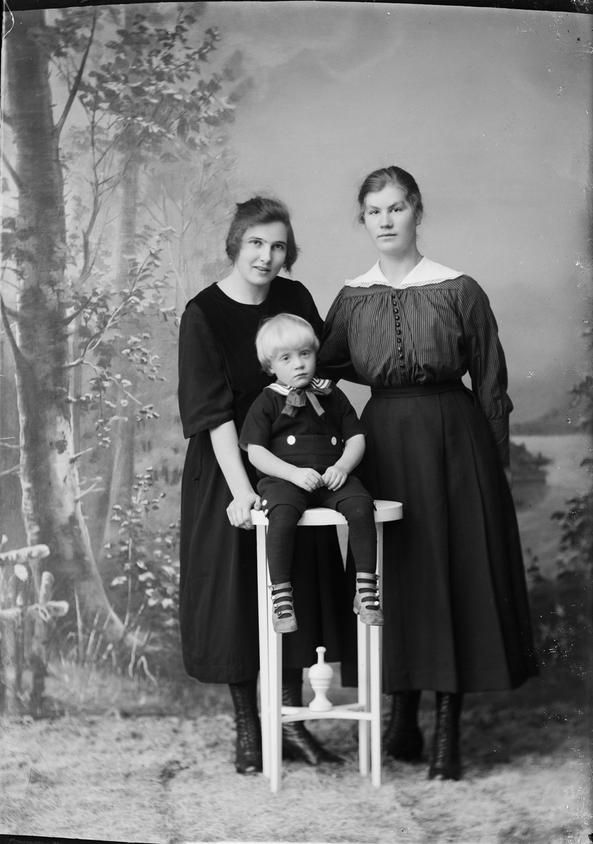 Skötsner-Edhlund, Woman and Boy together with Nanny Tingberg from Östhammar, Uppland 1921