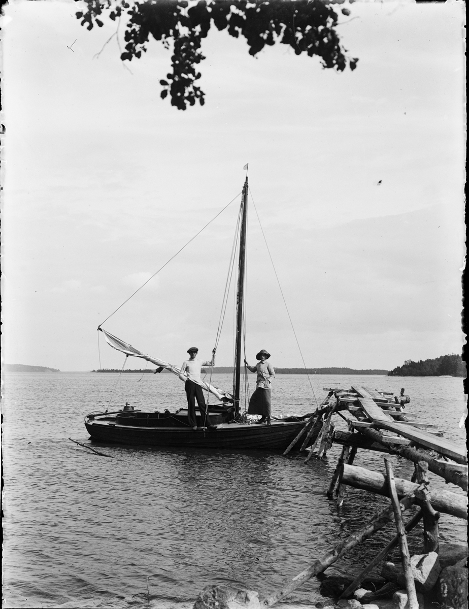 Paul Sandberg, Paul and Signe Sandberg on board the sailboat, Uppland
