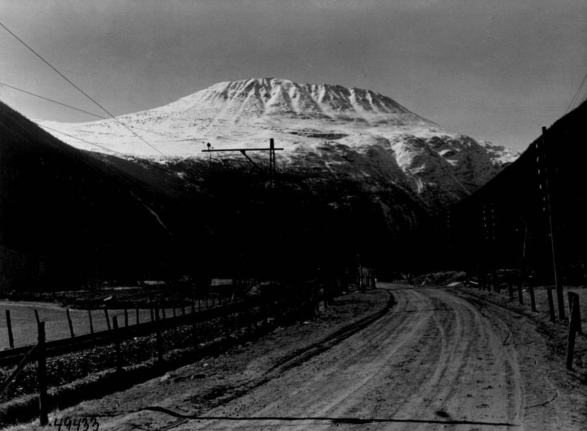 Anders Beer Wilse, Jernbane og vei med Gaustatoppen i Vestfjorddalen i bakgrunnen.