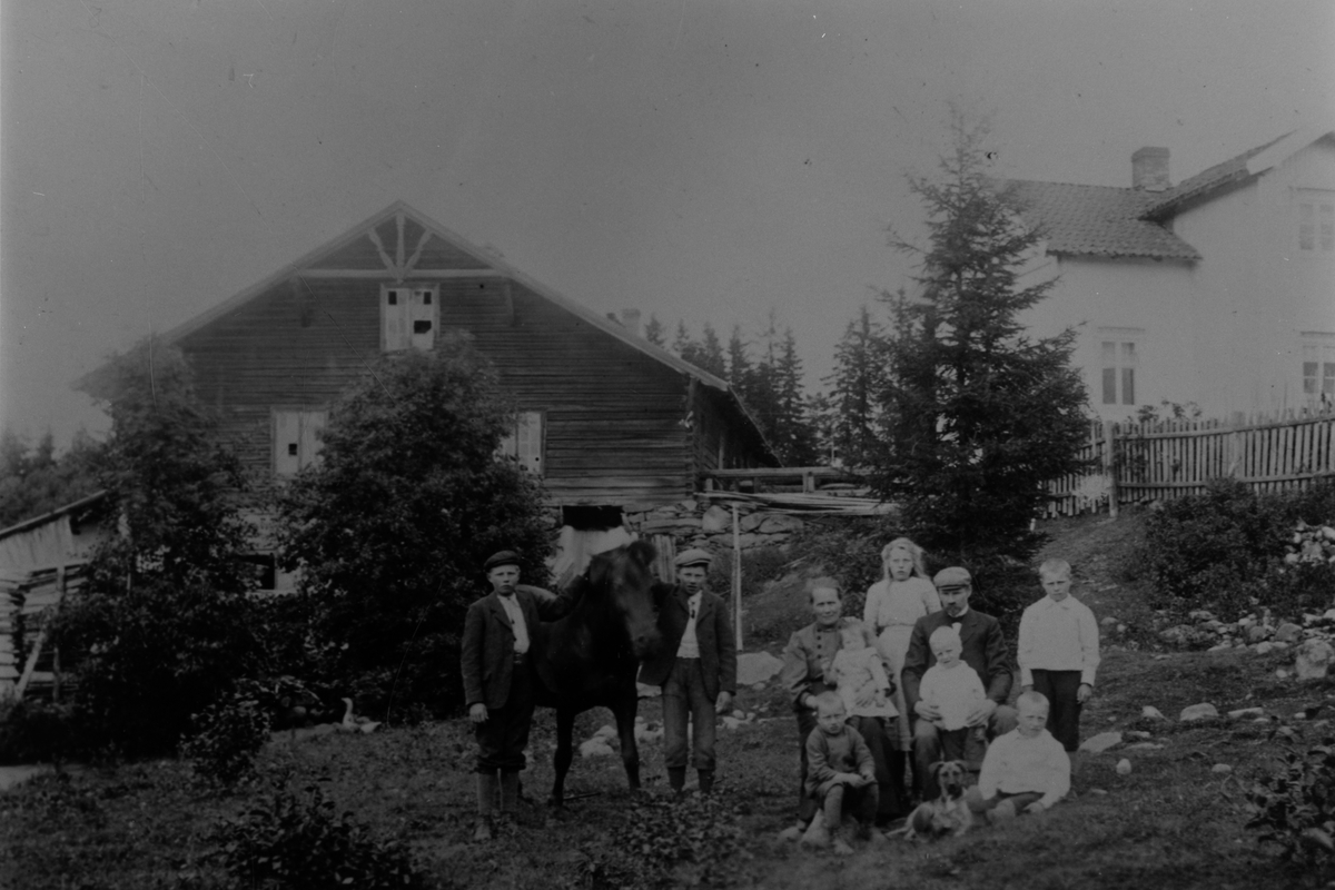 Anno Domkirkeodden, GR: 10, FAMILIEN LARSEN, BERGLJOT LARSEN OG ANDERS LARSEN MED BARNA: ANDERS, LARS, ELI, EINAR, MARTIN, ISAK, FANNY, OTTAR, KLÆPA BRUK, LØTEN.