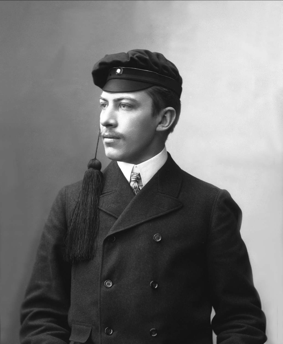 Gustav Borgen, Portrett, mann med studentlue. Ole Røed Thoresen.