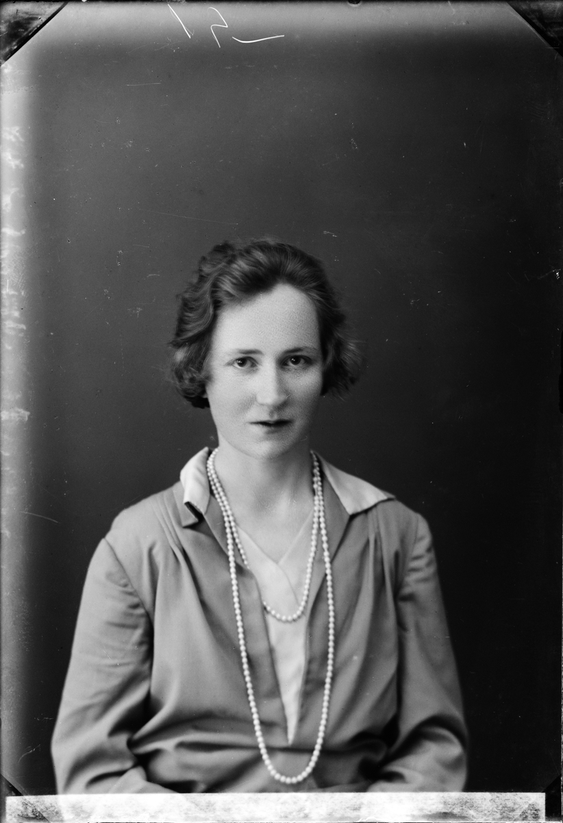 Skötsner-Edhlund, Ateljéporträtt - Astrid Pettersson från Jortslunda, Alunda Socken, Uppland 1928