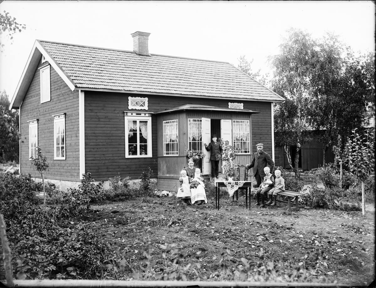 Skötsner-Edhlund, Familj framför bostadshus, Östhammar, Uppland