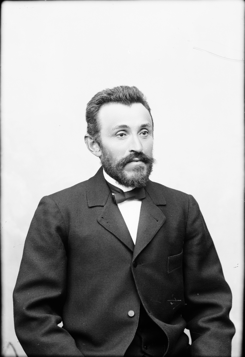 Skötsner-Edhlund, Ateljéporträtt - skogvaktare Adolf Godeau från Berkinge, Forsmarks socken, Uppland 1904