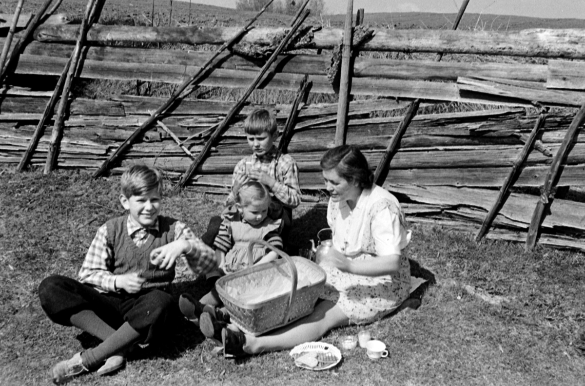 Adolf Skjegstad, Odd Kjell, Asbjørg, Annar og Petra Skjegstad på piknik/ landtur foran an skigard.