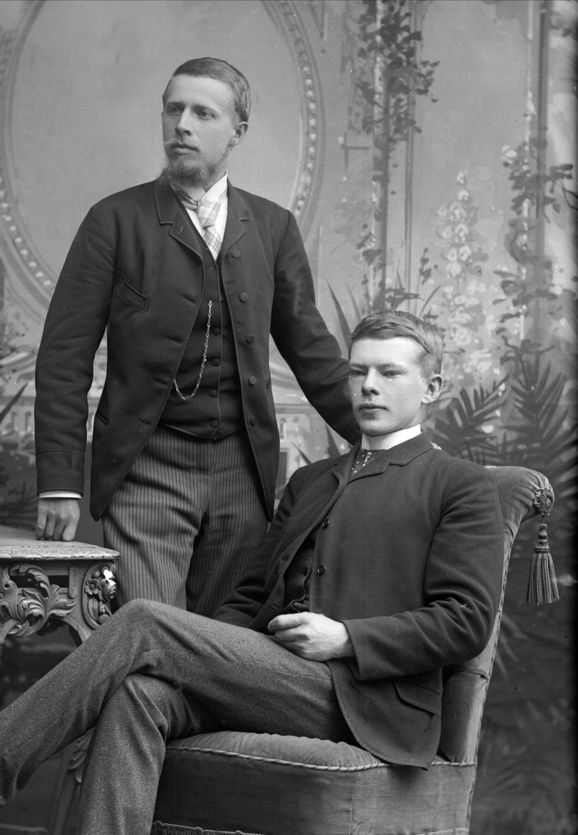 Gustav Borgen, Gruppeportrett, to menn. Herr G. Wilse, muligens Gustav Wilse.
