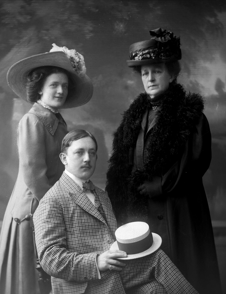 Gustav Borgen, Gruppeportrett, familien Klausen, Gudrun, danser og koreograf, Emma og Thorleif (eller Dagfin) Klausen, skuespiller Henrik Klausens familie.