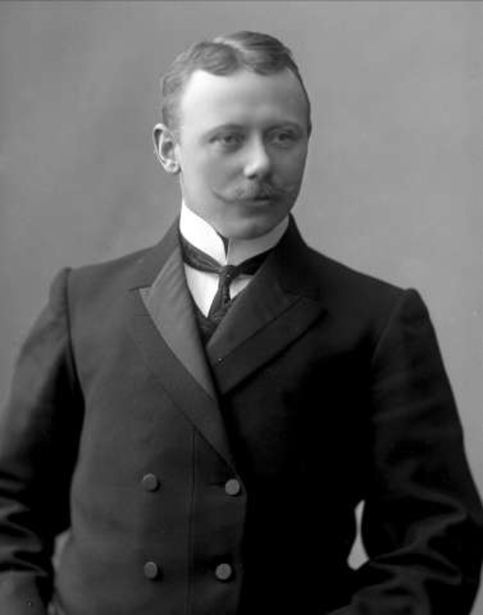 Gustav Borgen, Portrett, mann med bart og dress. Styrmann Larsen.