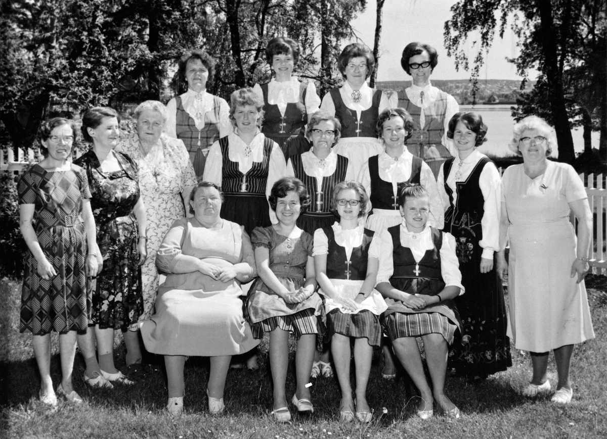 Anno Domkirkeodden, HAMAR DØVES VEL. GRUPPE 16 UKJENTE KVINNER FOTOGRAFERT UT I HAGEN I STORHAMARGATA 74. HAMAR. HANDIKAPPEDE, SKOLE, UNDERVISNING, YRKESSKOLE. SKOLEAVSLUTNING JUNI 1966. SITTENDE F. V. MAGNHILD LÆGREID, ODDBJØRG ENGH, BRIT FREDRIKSEN, MARIT LUNDELAND, STÅENDE FORAN F. V. ASBJØRG SKJELVING, MAGNHILD KR…