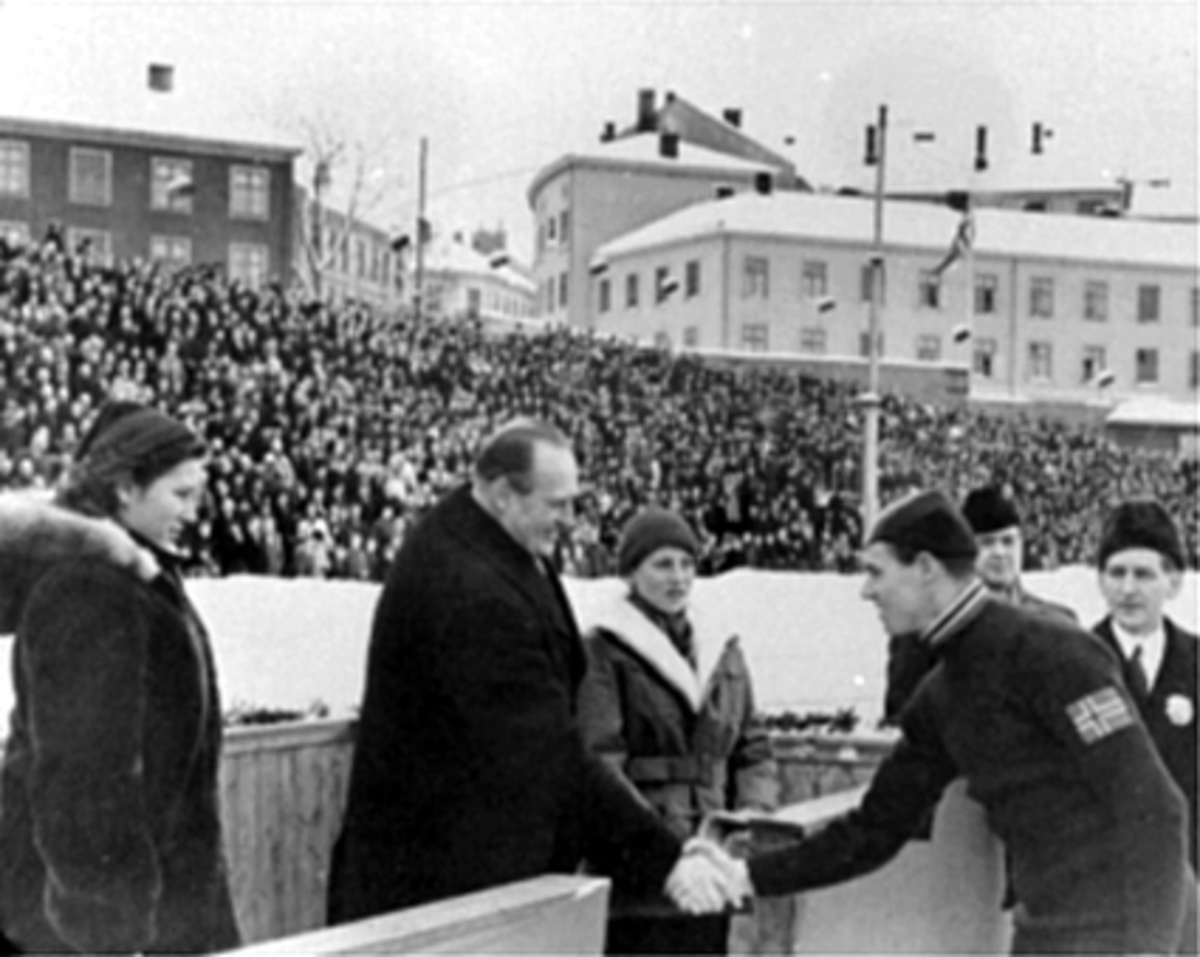 Anno Domkirkeodden, IVAR MARTINSEN, KRONPRINS OLAV, ASTRID, HARALD, MYE FOLK, SKØYTER. Etter hjemkomsten fra St. Morris. Se Idrett i Hamar gjennom 100 år bilde nr. 209.