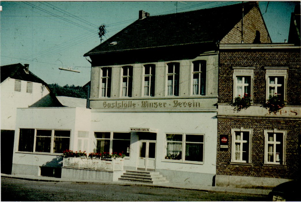 Unknown artist, Gaststätte - Winzer - Verein Bodendorf/Ahr mit neuem Anbau 1959