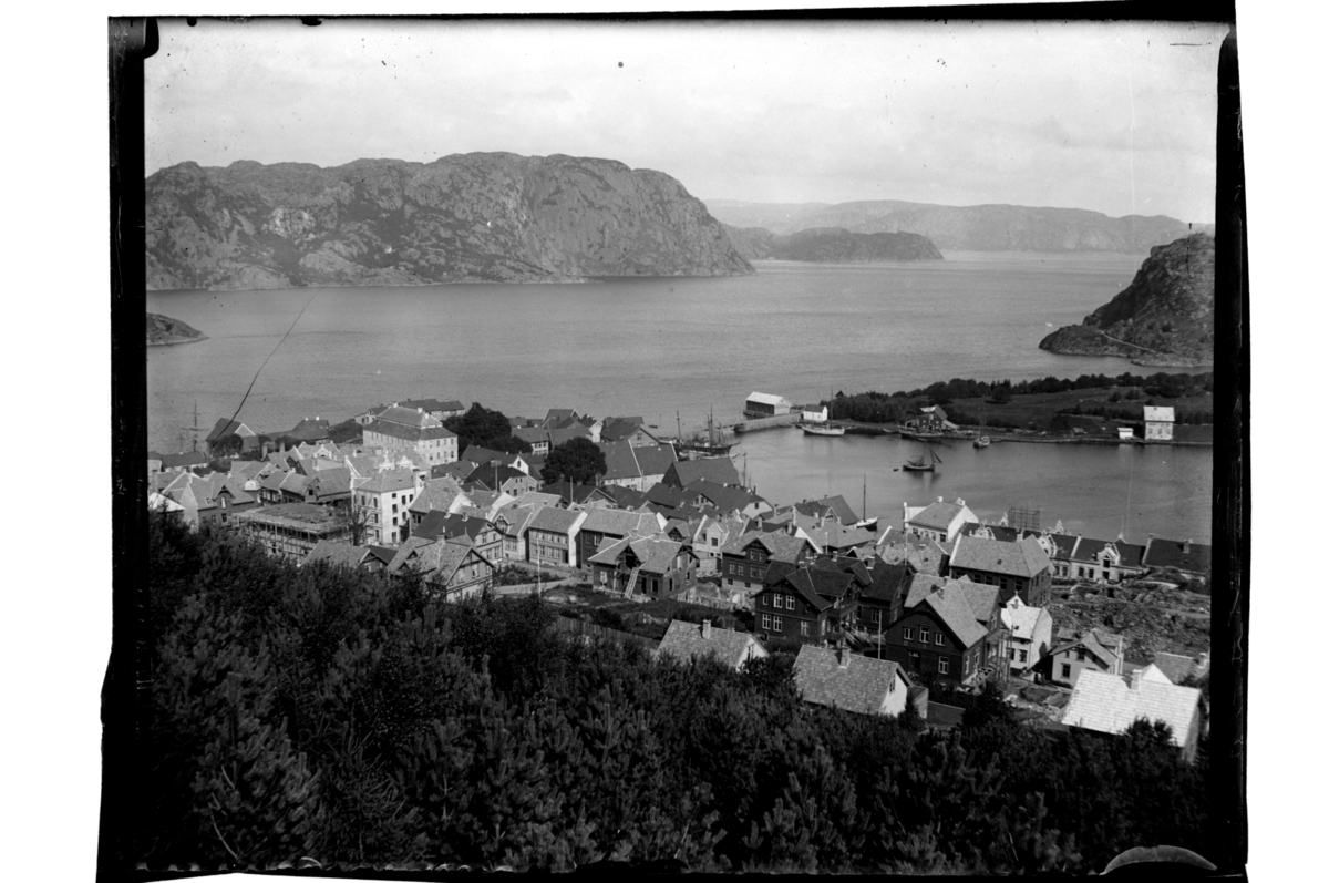 Rolf Sr. Sundt, Utsikt fra Varbakk mot Farsund etter bybrannen. Fotografert 1903.