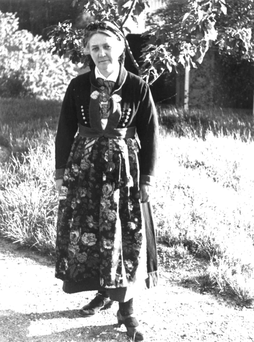 Anna Grostøl, Dølemo Åmli, Aust-Agder 1940. Fru Guro Eppeland kledd i kvinnedrakt.
