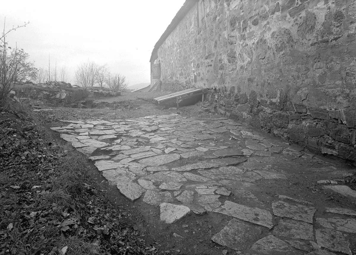 Anno Domkirkeodden, HAMAR BISPEGÅRD, HAMARKAUPANGEN, BORGGÅRDEN, STORHAMARLÅVEN, BISPESTREDET, DOMKIRKEODDEN, ARKEOLOGI, GERHARD FISCHER, FOTO NORMANN 1948, FOTO 42. Hellelegning i Bispestredet.