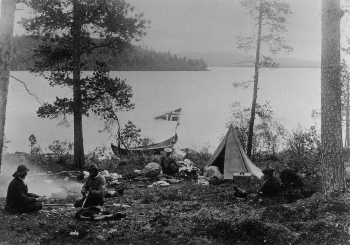 Ellisif Rannveig Wessel, Dr. Andreas B. Wessel med venner og skysskarer holder rast, Langvannet ved Pasvikelven, Sør-Varanger, Finnmark, 1890-årene.