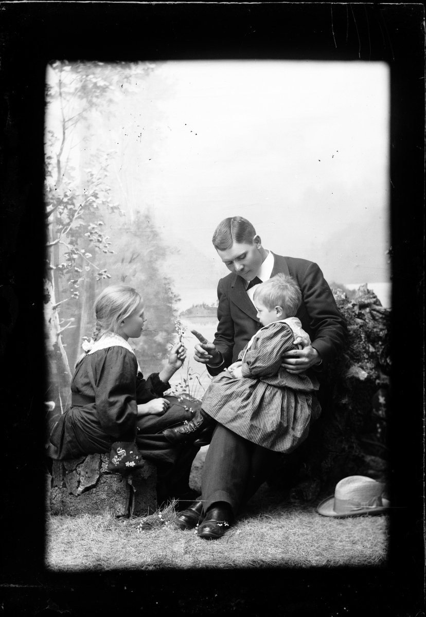 Skötsner-Edhlund, Ruth Skötsner och Josef Edhlund tillsammans med en man, Östhammar, Uppland