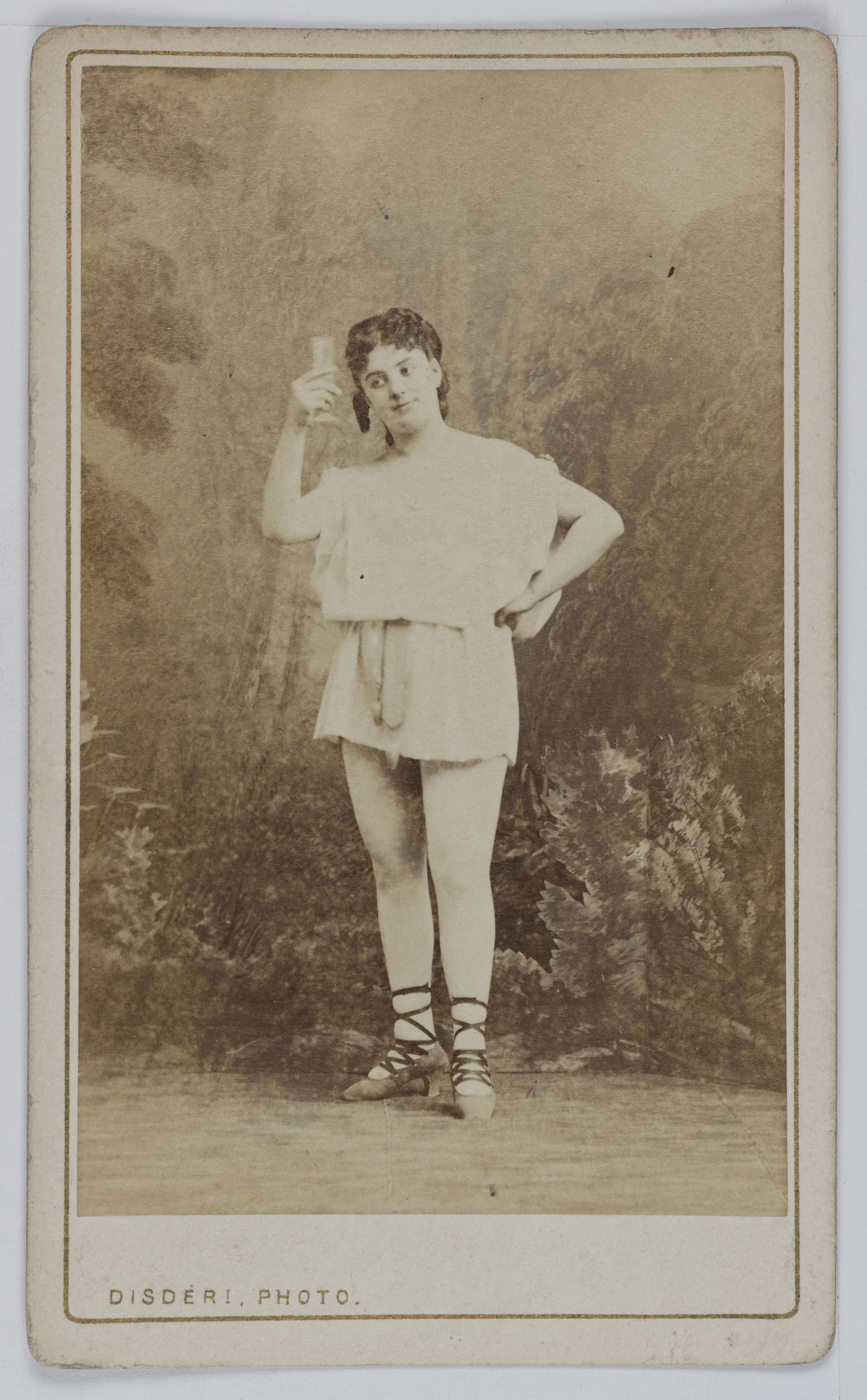André-Adolphe-Eugène Disdéri, Portrait d'Augustine-Alexandrine Toulet (1849-1931), dite Alice Regnault, actrice de théâtre entre 1869 et 1880.
