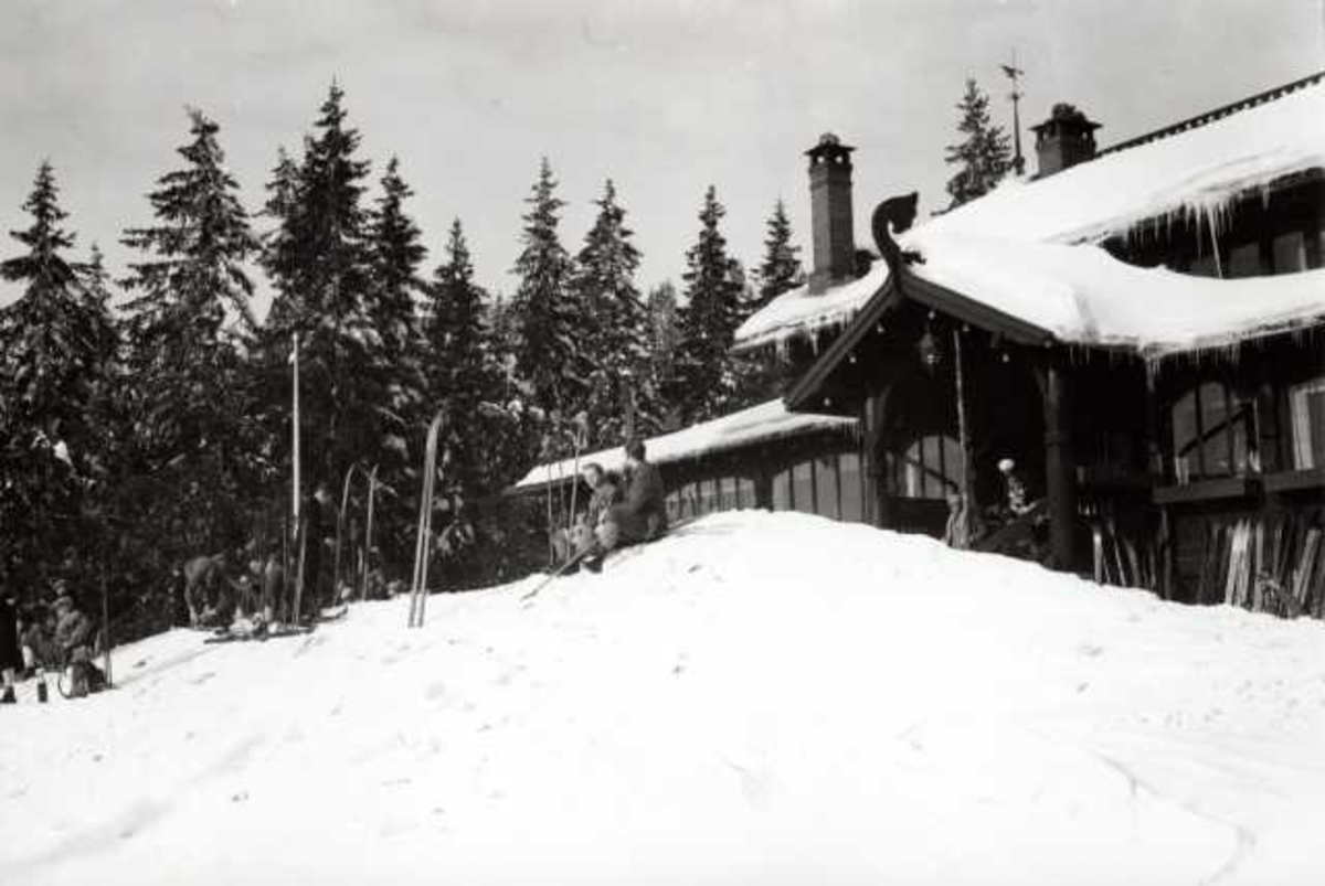Hermann Christian Neupert, Frognerseteren Restaurant, Nordmarka, Oslo. Skiløpere foran restauranten.