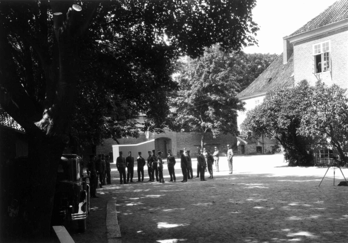 Hermann Christian Neupert, Fredrikstad, Østfold. 1930. Fredrikstad Festning. Militære mannskaper. Bil i forgrunnen.