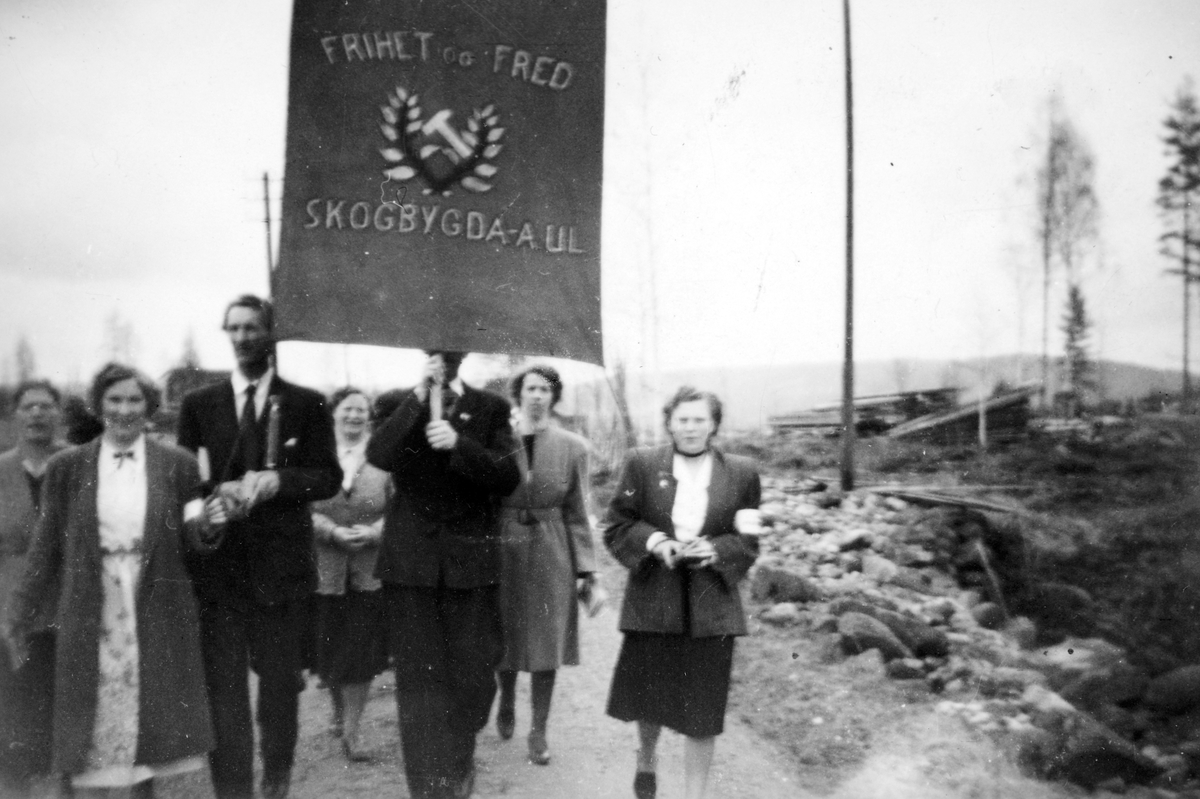 Anno Domkirkeodden, Skogbygda AUL-(arbeiderungdomslag)fane, "Frihet og Fred" Løten. Fra venstre Aud Lindstad, Julian Lindstad, Oddveig Oppegårdstuen, Oline Lindstad og Marit Oppegård. Ca. 1946-1948.