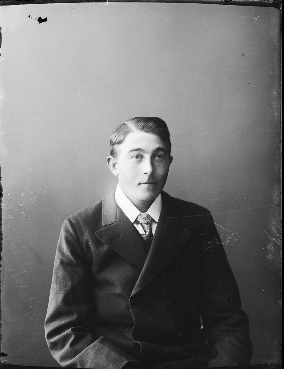 Skötsner-Edhlund, Ateljéporträtt - man, Östhammar, Uppland