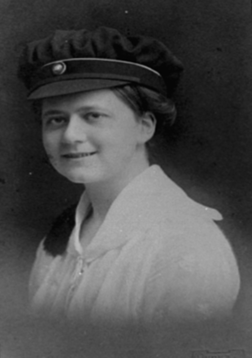 Anno Domkirkeodden, PORTRETT, LEKTOR ELISE GABRIELLE FLIFLETTidligere reg. HH 168/55Hun er født 30/3 1893 i Gjøvik