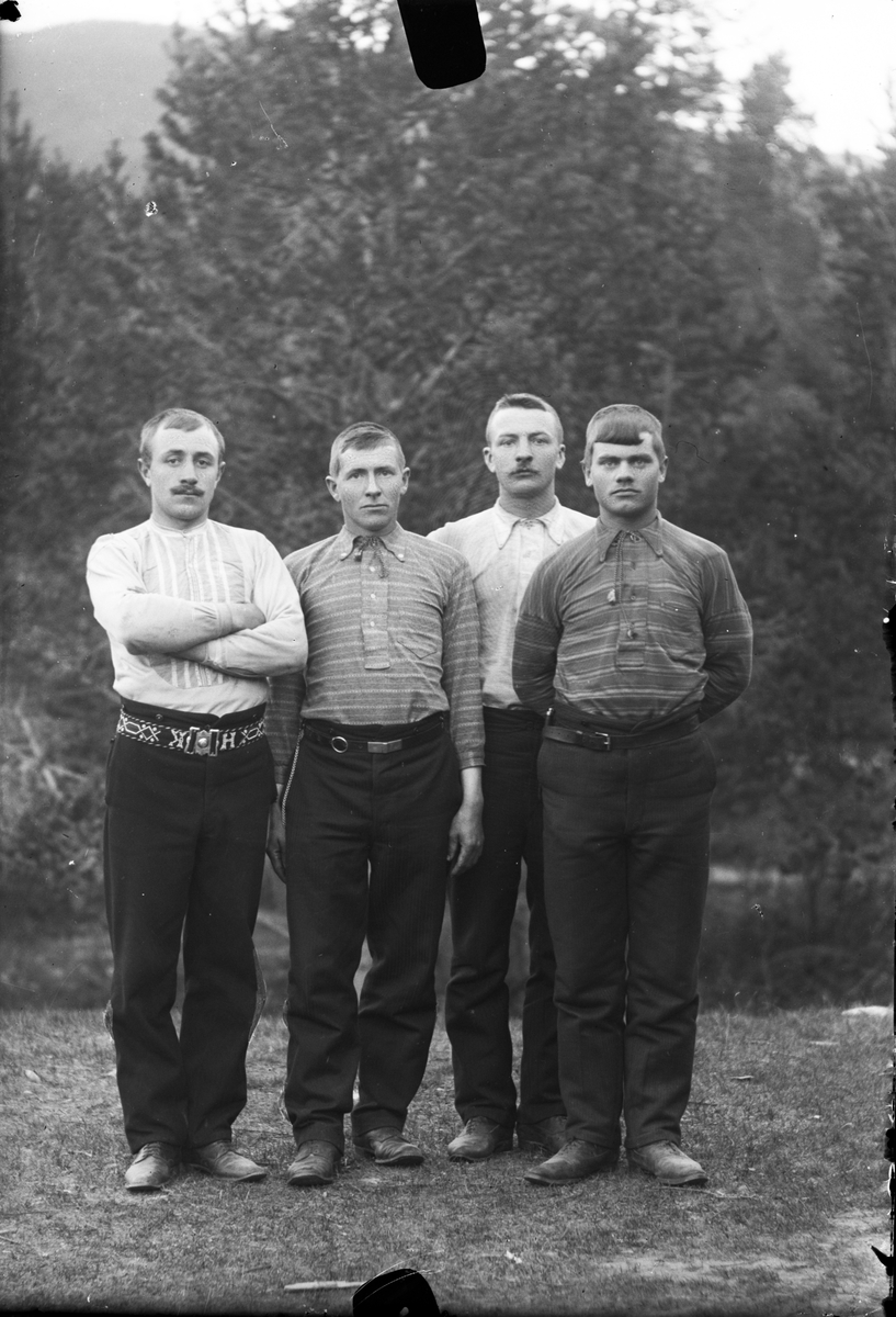 Oscar Holte, Portrett av fire menn
